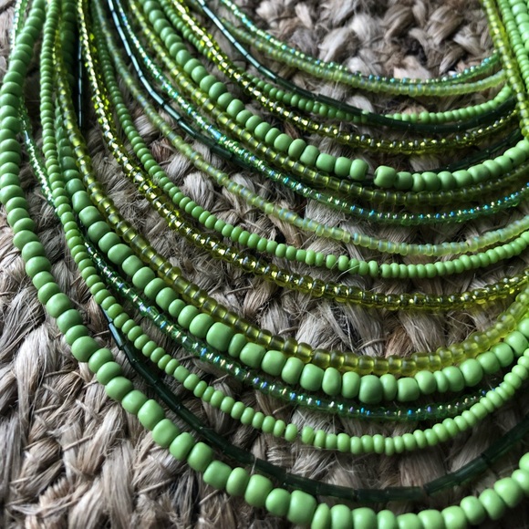 Green statement necklace! - Picture 2 of 4